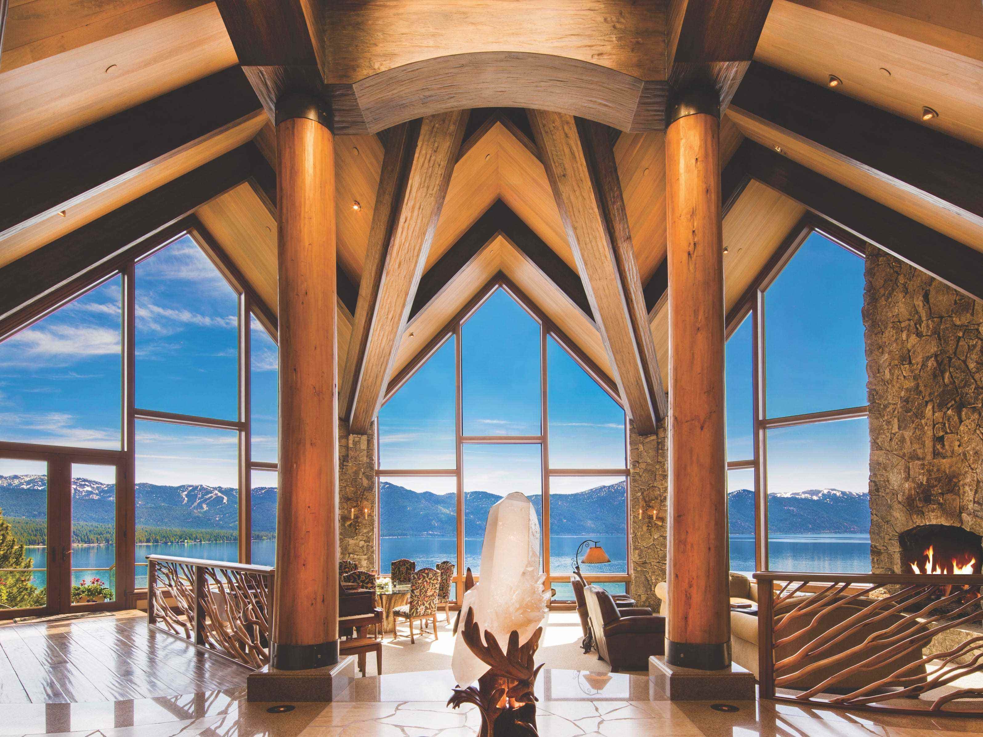 Das Wohnzimmer mit herrlichem Blick auf den Lake Tahoe