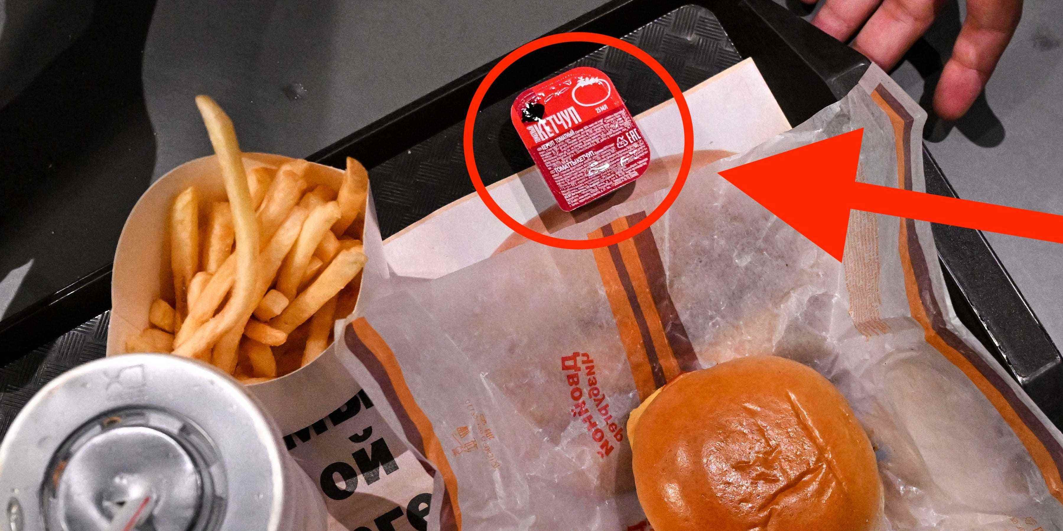 McDonald's Russland Essen auf einem Tablett mit einem Pfeil, der auf das Saucenpaket zeigt