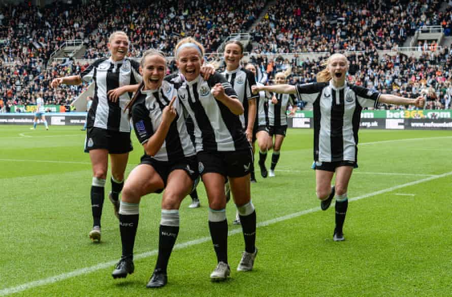 Die Spieler von Newcastle feiern eines ihrer Tore gegen die Damen von Alnwick Town.