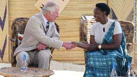Prinz Charles trifft ein Völkermordopfer im Versöhnungsdorf Mybo.