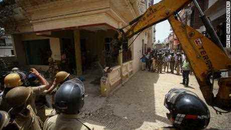 Schweres Gerät wird verwendet, um das Haus eines muslimischen Mannes abzureißen, dem die Behörden des Bundesstaates Uttar Pradesh vorwerfen, an Unruhen beteiligt gewesen zu sein.