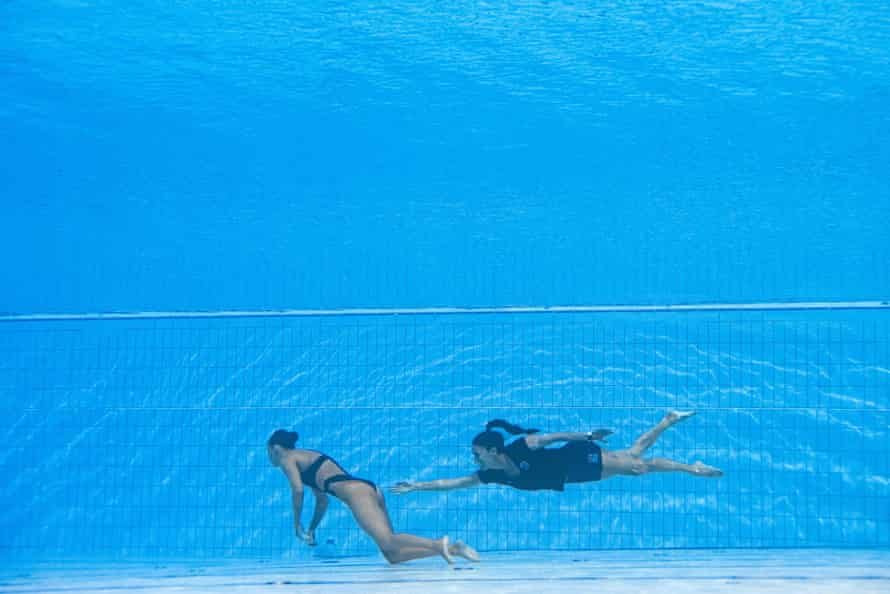 Andrea Fuentes schwimmt hinunter, um Alvarez vom Grund des Beckens zu retten.