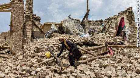 Ein afghanischer Mann sucht in den Trümmern eines durch ein Erdbeben zerstörten Hauses nach seinen Habseligkeiten. 