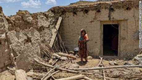 Ein Kind steht neben einem Haus, das am 23. Juni im Distrikt Bernal in der Provinz Paktika durch ein Erdbeben beschädigt wurde.