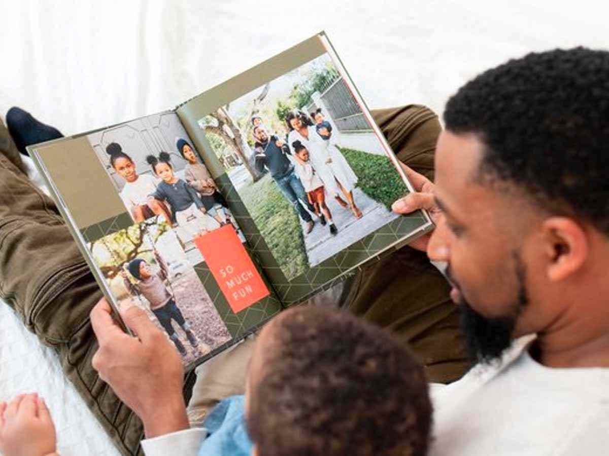 Vater und Sohn betrachten ein individuelles Fotobuch.