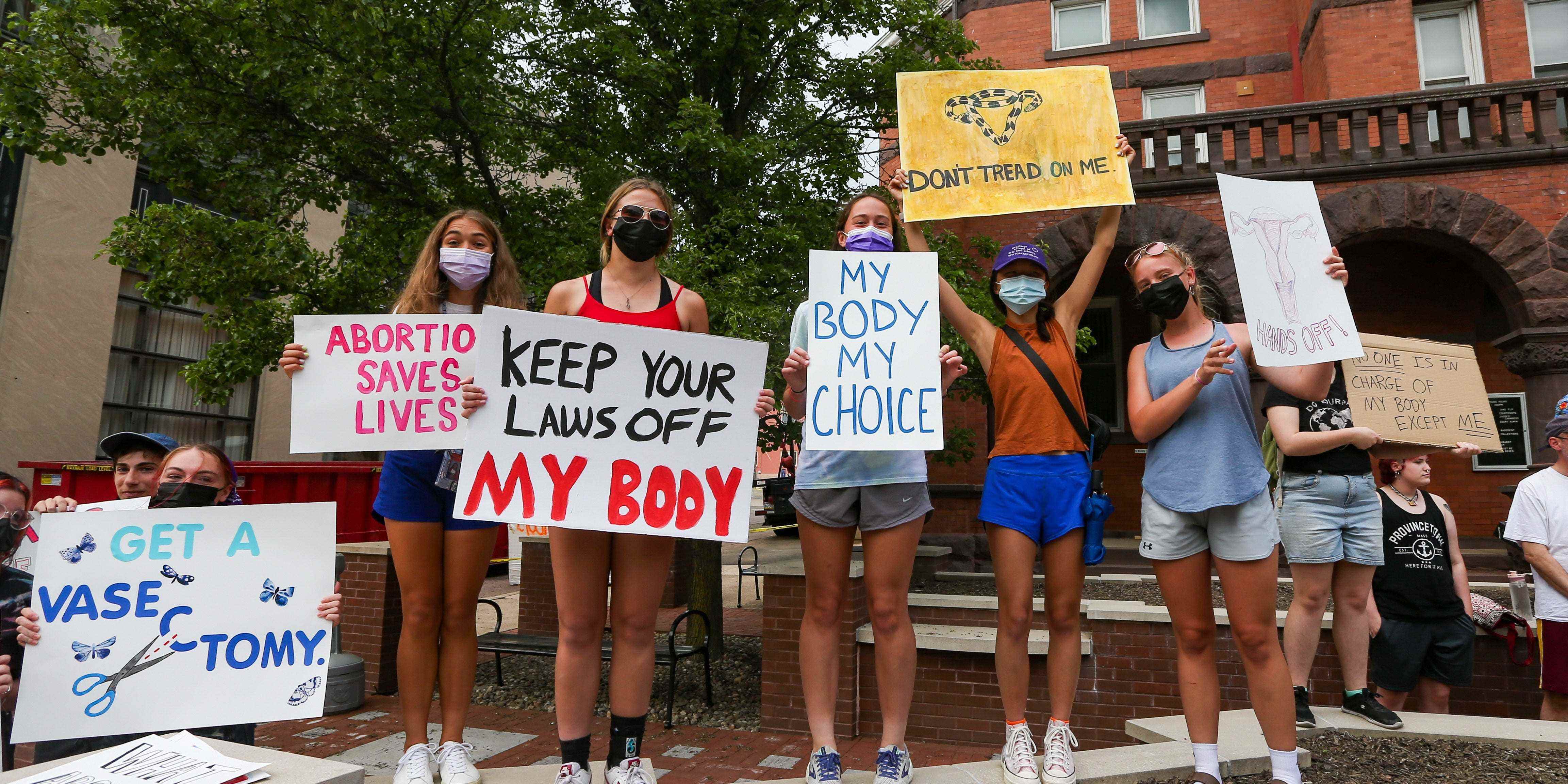 Demonstranten für Abtreibungsrechte halten Schilder hoch.