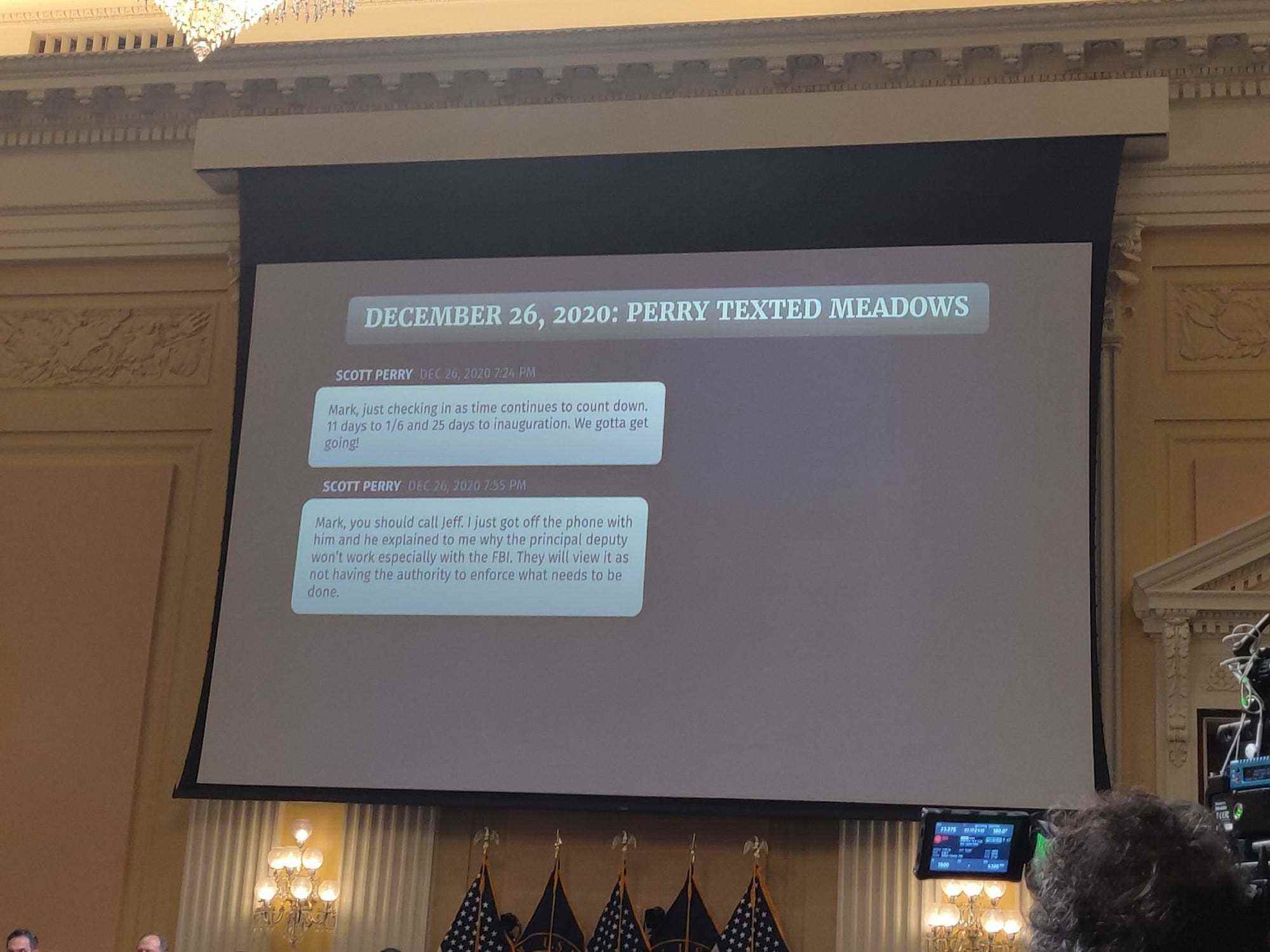 Ein Schnappschuss einer Textnachricht, die der Abgeordnete Scott Perry angeblich an den damaligen Stabschef des Weißen Hauses, Mark Meadows, geschickt hatte, um die Führer des Justizministeriums durch andere Wahlverweigerer zu ersetzen.