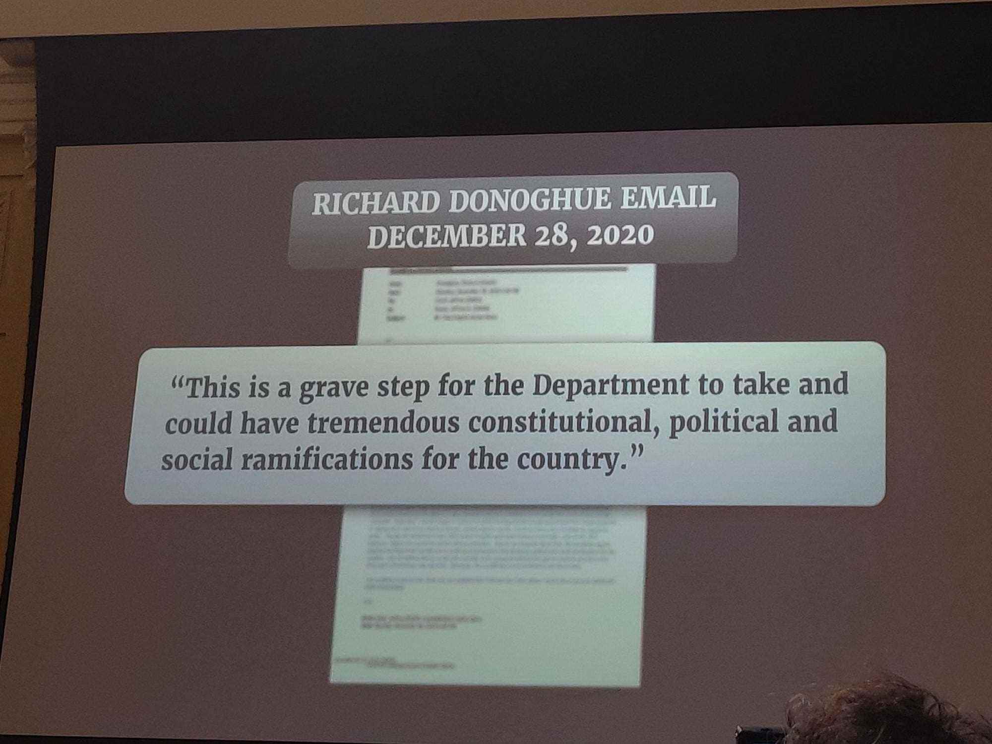 Eine Momentaufnahme einer Warnung, die der stellvertretende stellvertretende Generalstaatsanwalt Richard Donoghue herausgab, nachdem ihm Trumps gefälschtes Wahlbetrugsprogramm präsentiert worden war.