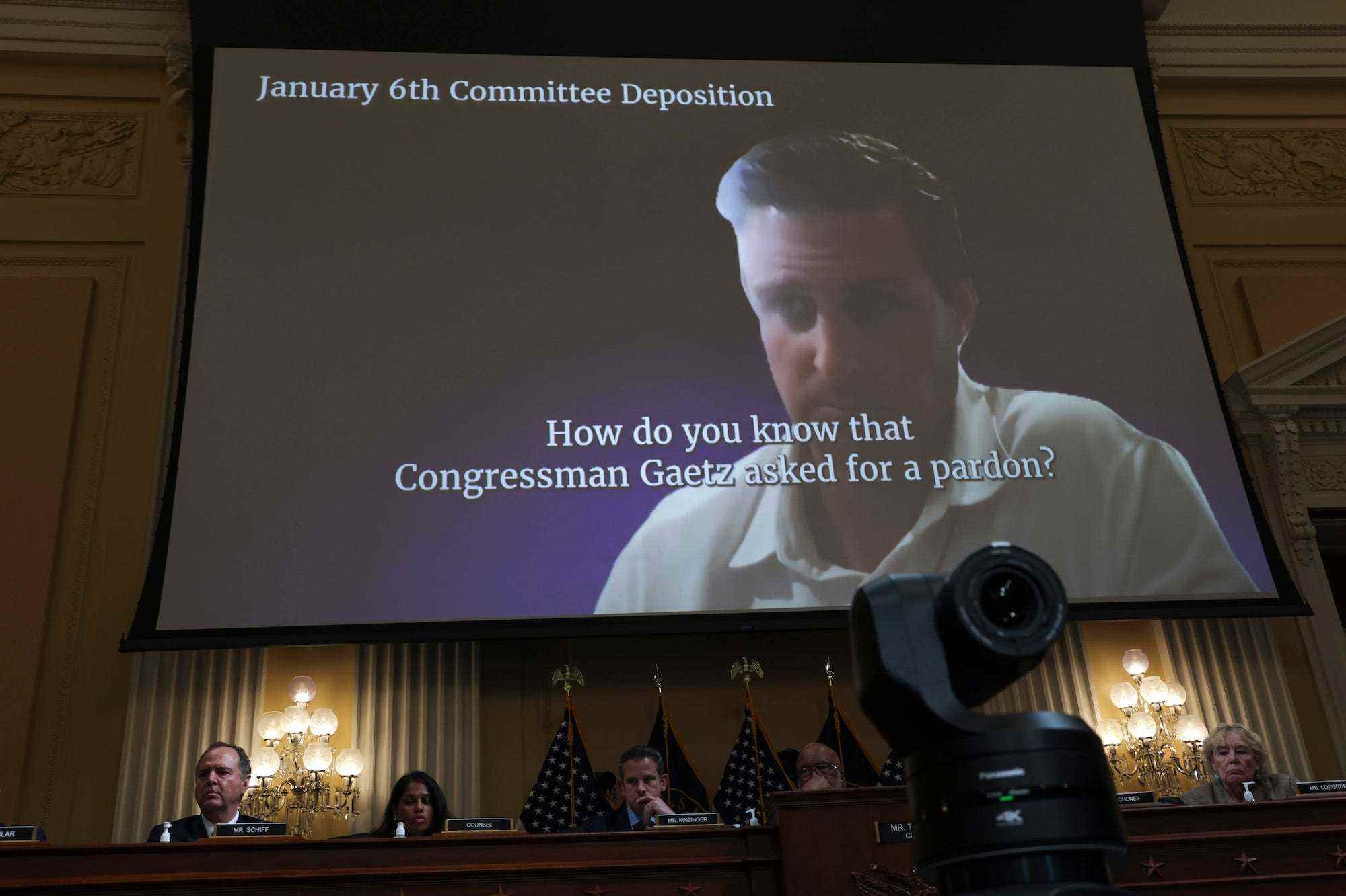 Ein Video zeigt eine Diskussion über Begnadigungen des Präsidenten während der fünften öffentlichen Anhörung des House Select Committee zur Untersuchung des Angriffs vom 6. Januar auf das US-Kapitol im Cannon House Office Building am 23. Juni 2022 in Washington, DC.
