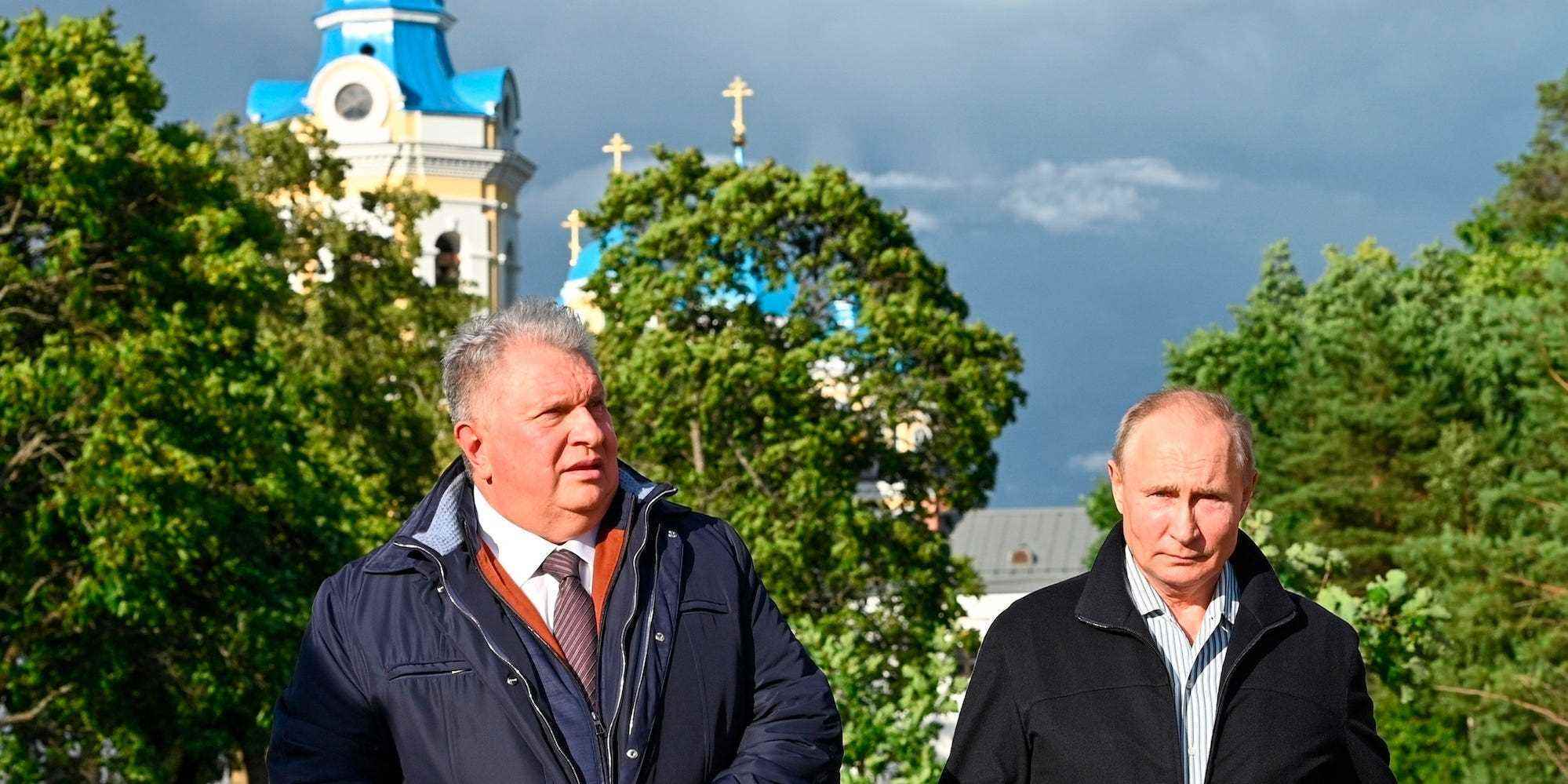 Der russische Präsident Wladimir Putin, rechts, und der russische CEO des Ölkonzerns Rosneft, Igor Setschin, gesehen mit dem Konevsky-Kloster am Ladogasee im Hintergrund, Samstag, 31. Juli 2021.
