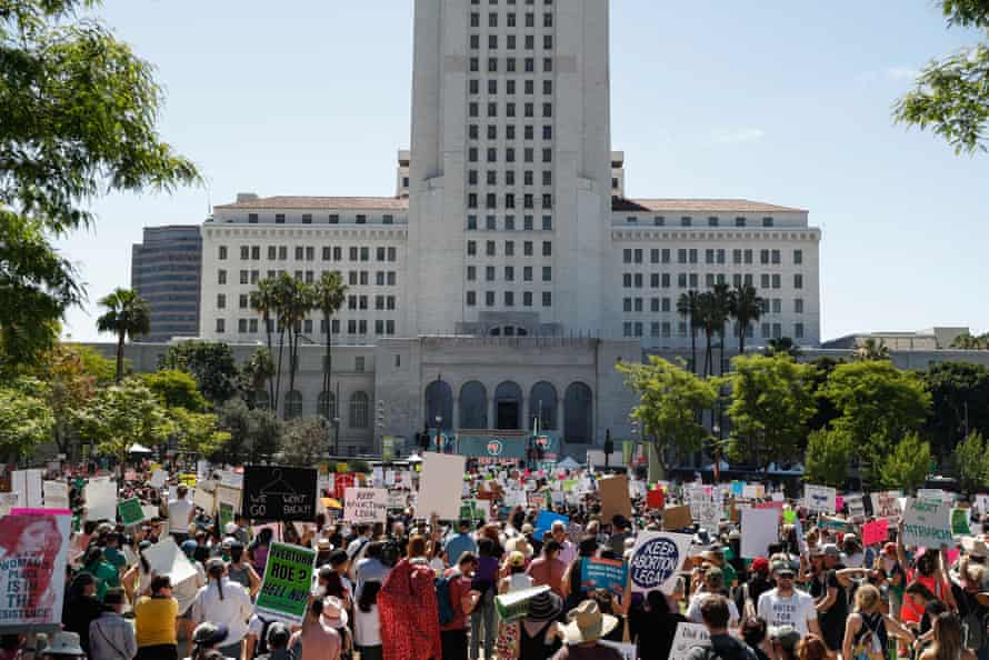 Unterstützer der Abtreibungsrechte versammeln sich vor dem Rathaus von Los Angeles.