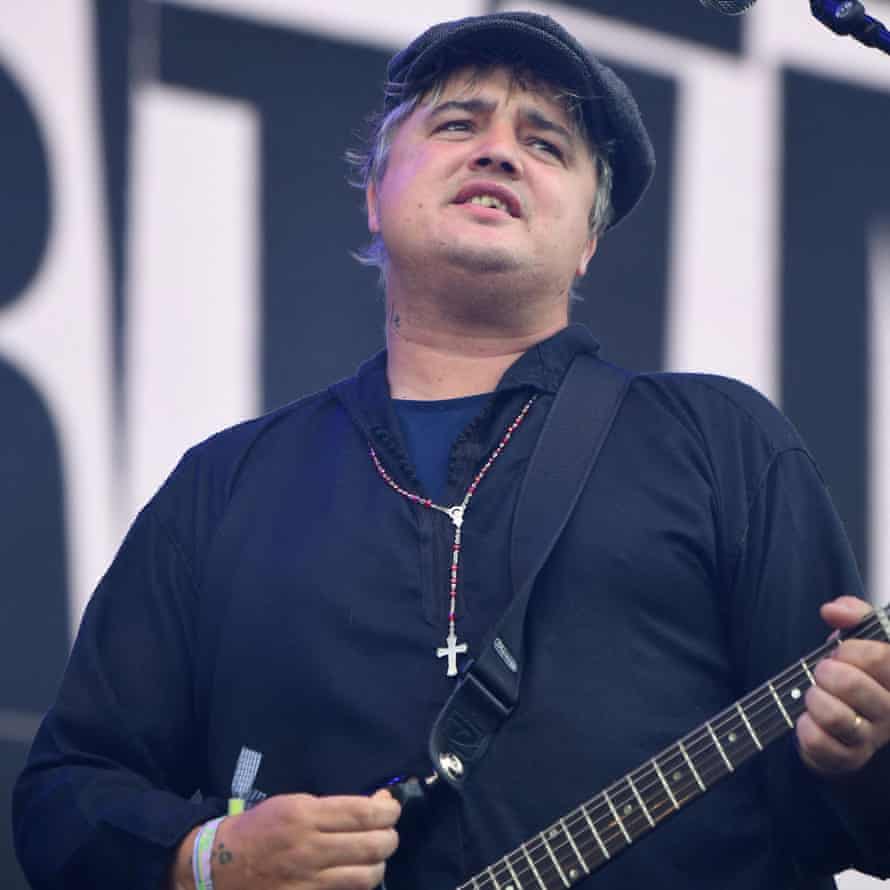 Pete Doherty von den Libertines tritt während des Glastonbury Festivals mit seinem Umhang auf der Other Stage auf.