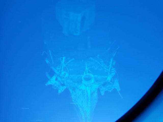 Der Bug des Zerstörers eskortiert Samuel B. Roberts.  Das Foto wurde vom DVS Limiting Factor während des wissenschaftlichen Forschungstauchgangs vor Samar aufgenommen.  Das Wrack von Samuel B. Roberts wurde in einer Tiefe von 6,895 Metern gefunden und ist damit das derzeit tiefste aufgezeichnete Schiffswrack.