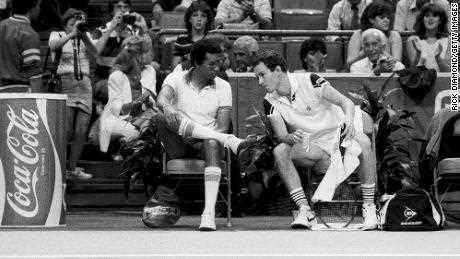 US-Kapitän Ashe und Spieler John McEnroe beim Davis Cup 1984 in Atlanta, Georgia.