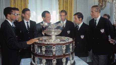 Präsident Nixon ist Gastgeber des Davis-Cup-Teams der Vereinigten Staaten im Weißen Haus.  Von links nach rechts: Arthur Ashe;  Clark Gräbner;  Dennis Ralston, Trainer;  Präsident Nixon;  Donald Doll;  Bob Luts und Stan Smith.
