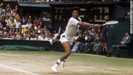 Arthur Ashe spielt während des Wimbledon-Einzelwettbewerbs der Männer.