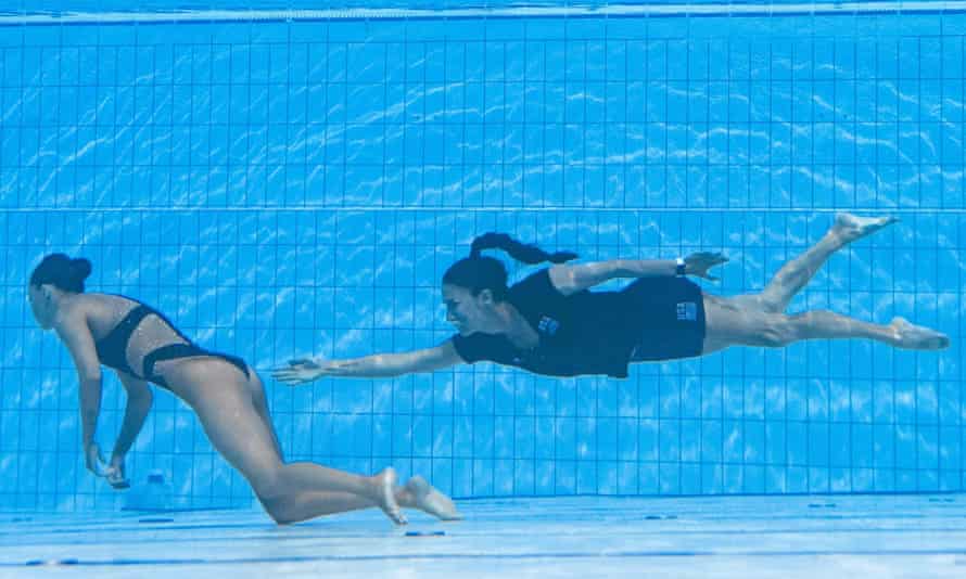 Trainer Andrea Fuentes versucht, Anita Alvarez während der Schwimmweltmeisterschaften 2022 in Budapest zu retten.