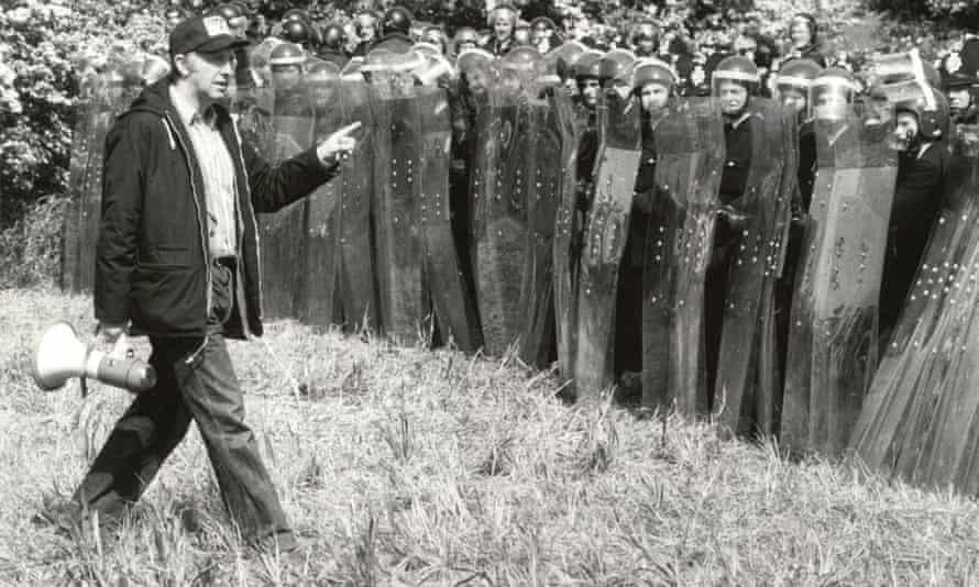 Arthur Scargill läuft während des Orgreave-Streiks 1984 entlang einer Polizeikette.