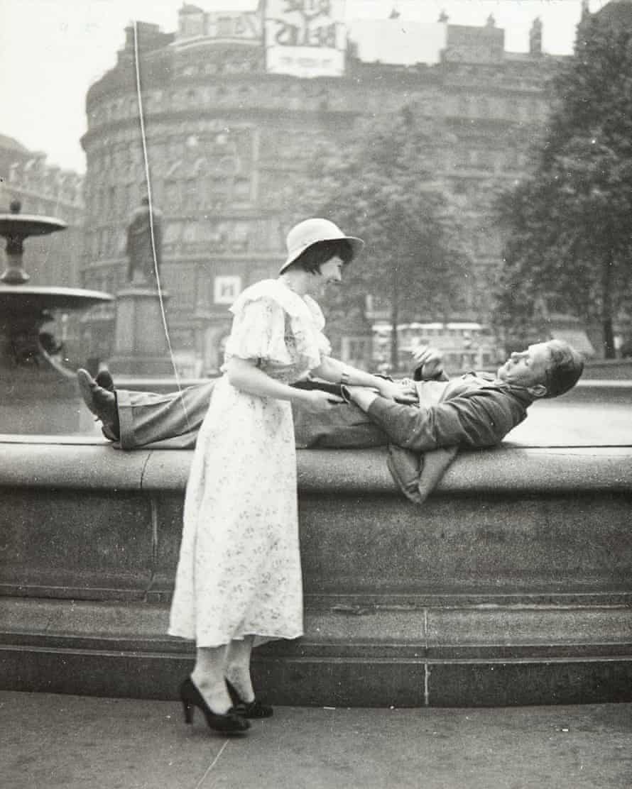 Paar auf einem Brunnen auf dem Trafalgar Square