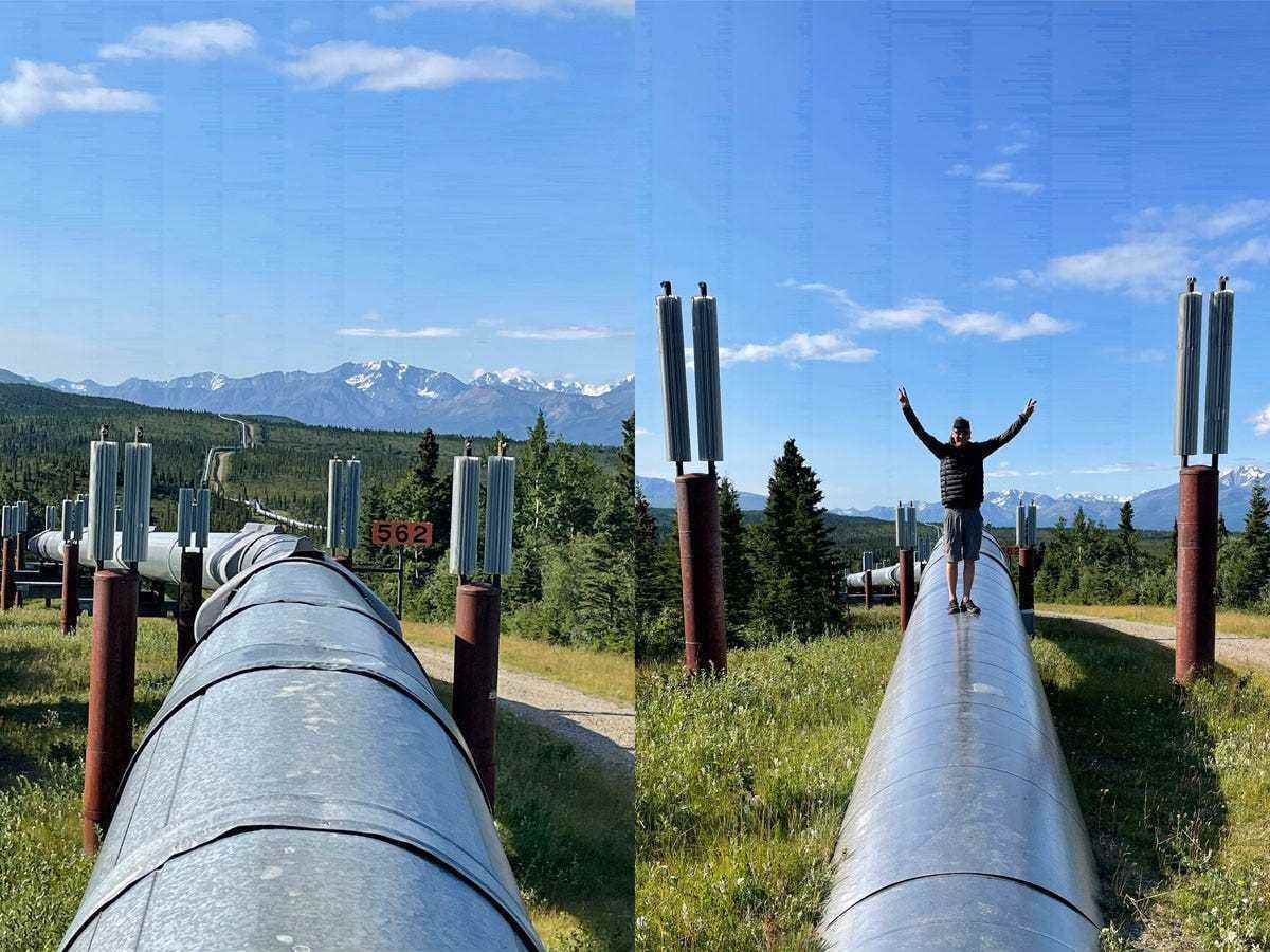 Trans Alaska Pipeline Nahaufnahme links, Katie Bausler Ehemann steht rechts auf Rohr