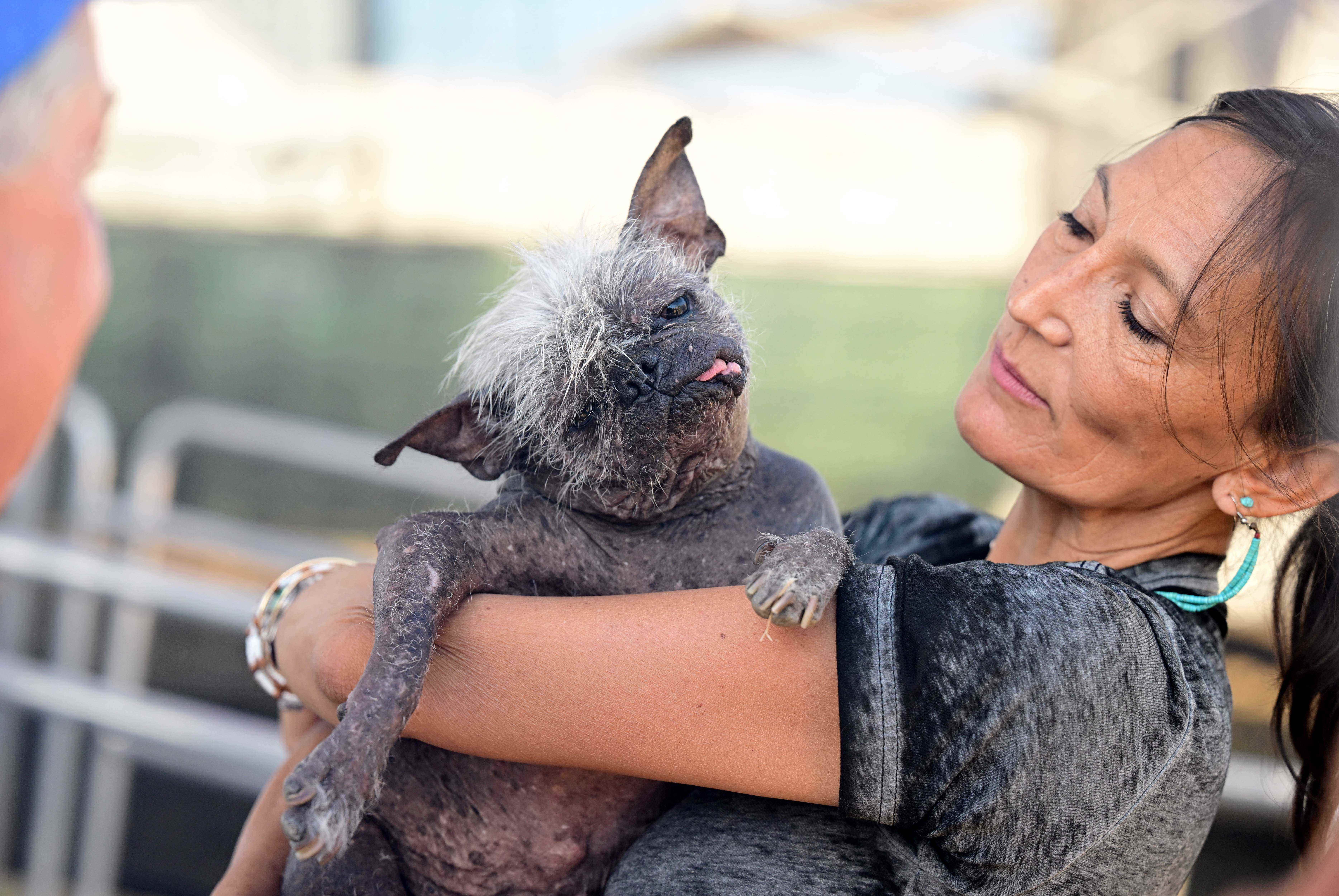 Jeneda Benally hält ihren Hund Mr. Happy Face