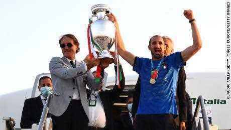 Italiens Trainer Roberto Mancini und Kapitän Chiellini feiern mit der Euro-2020-Trophäe.