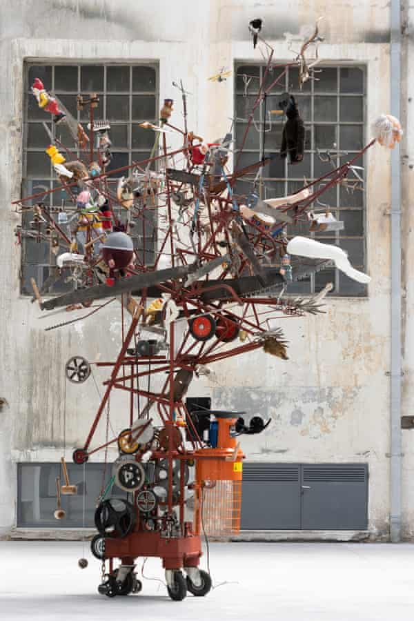 Credit Card Destroying Machine des britischen Künstlers Michael Landy, 2010, bei der Ausstellung Dream On in Athen.