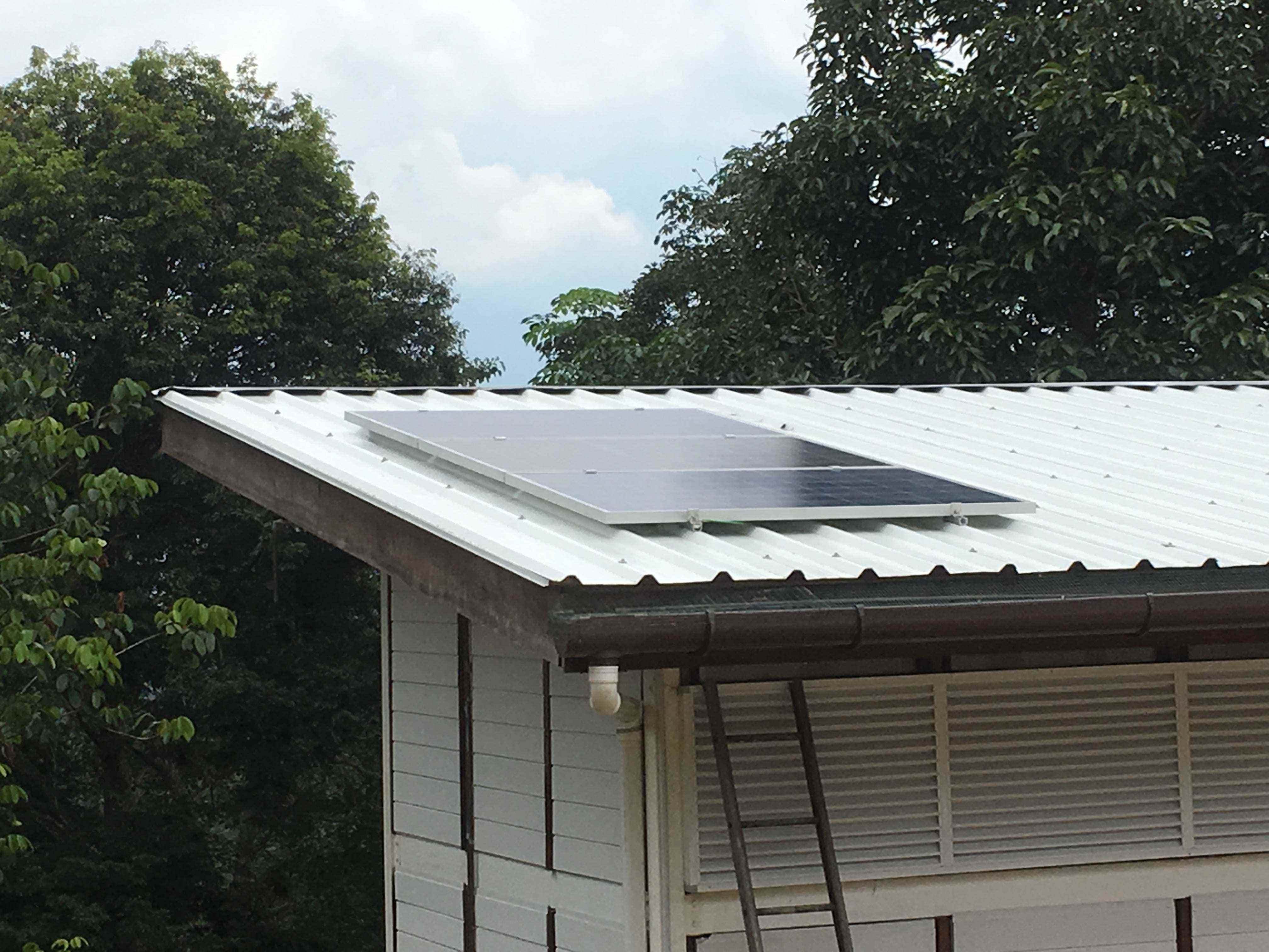 Sonnenkollektoren auf dem Dach.