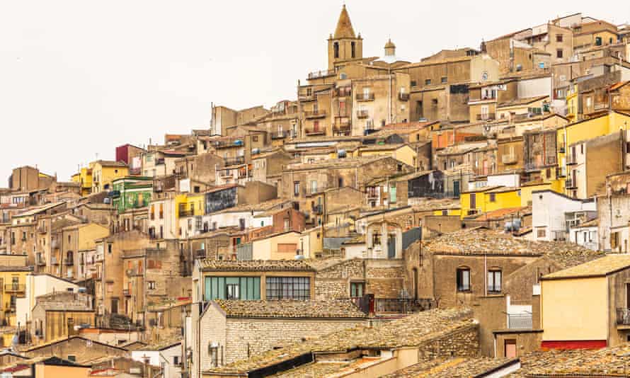 Blick auf Häuser und Gebäude in der alten Bergstadt Prizzi, Provinz Palermo.
