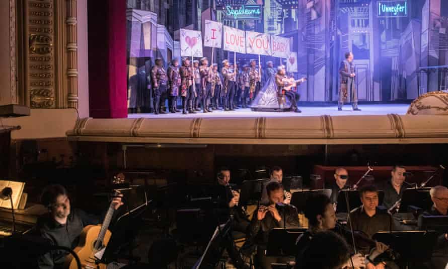 Musiker und Sänger während Der Barbier von Sevilla bei der Wiedereröffnung des Opernhauses 