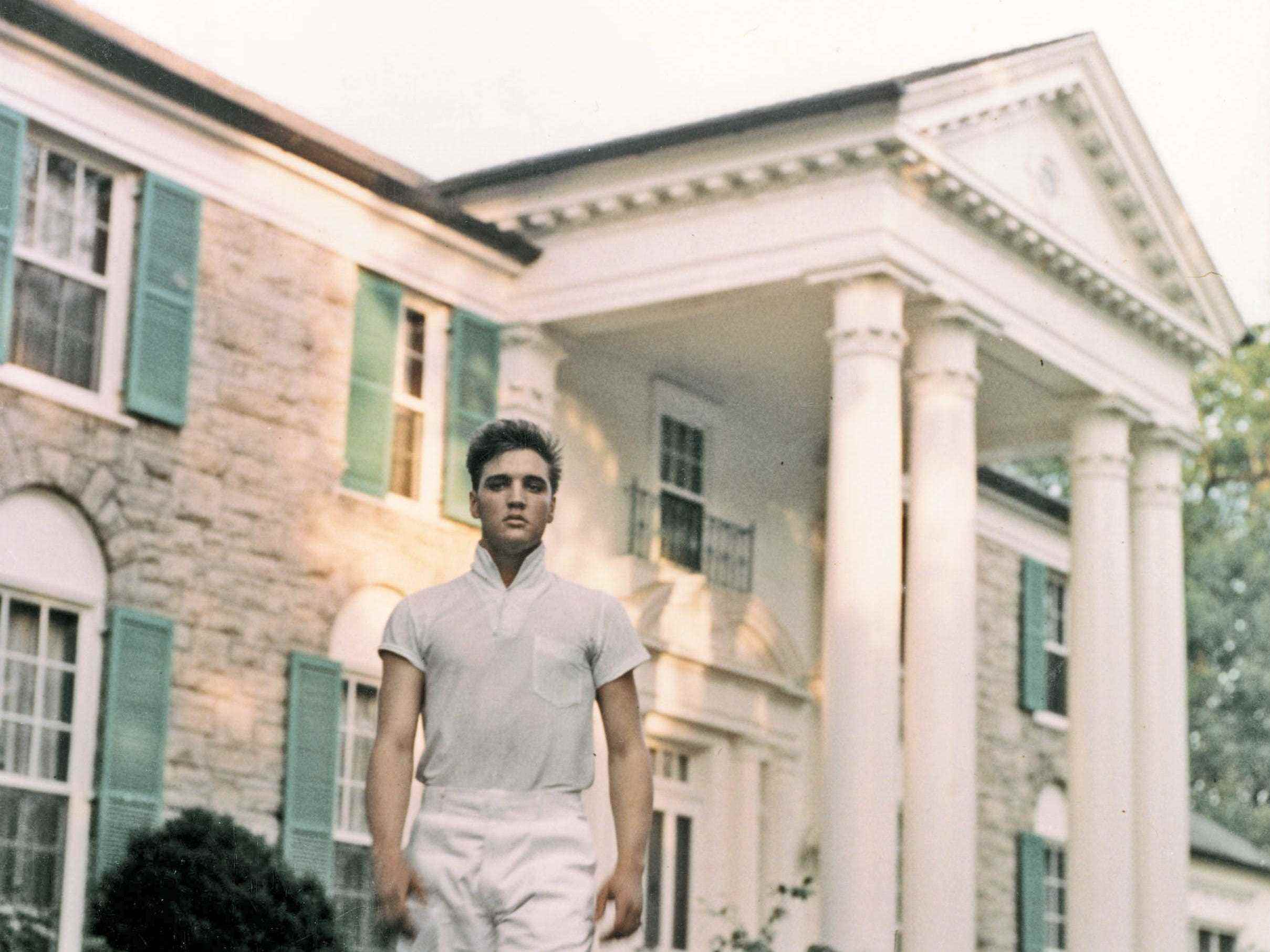 Der Rock'n'Roll-Sänger Elvis Presley schlendert um 1957 über das Gelände seines Graceland-Anwesens
