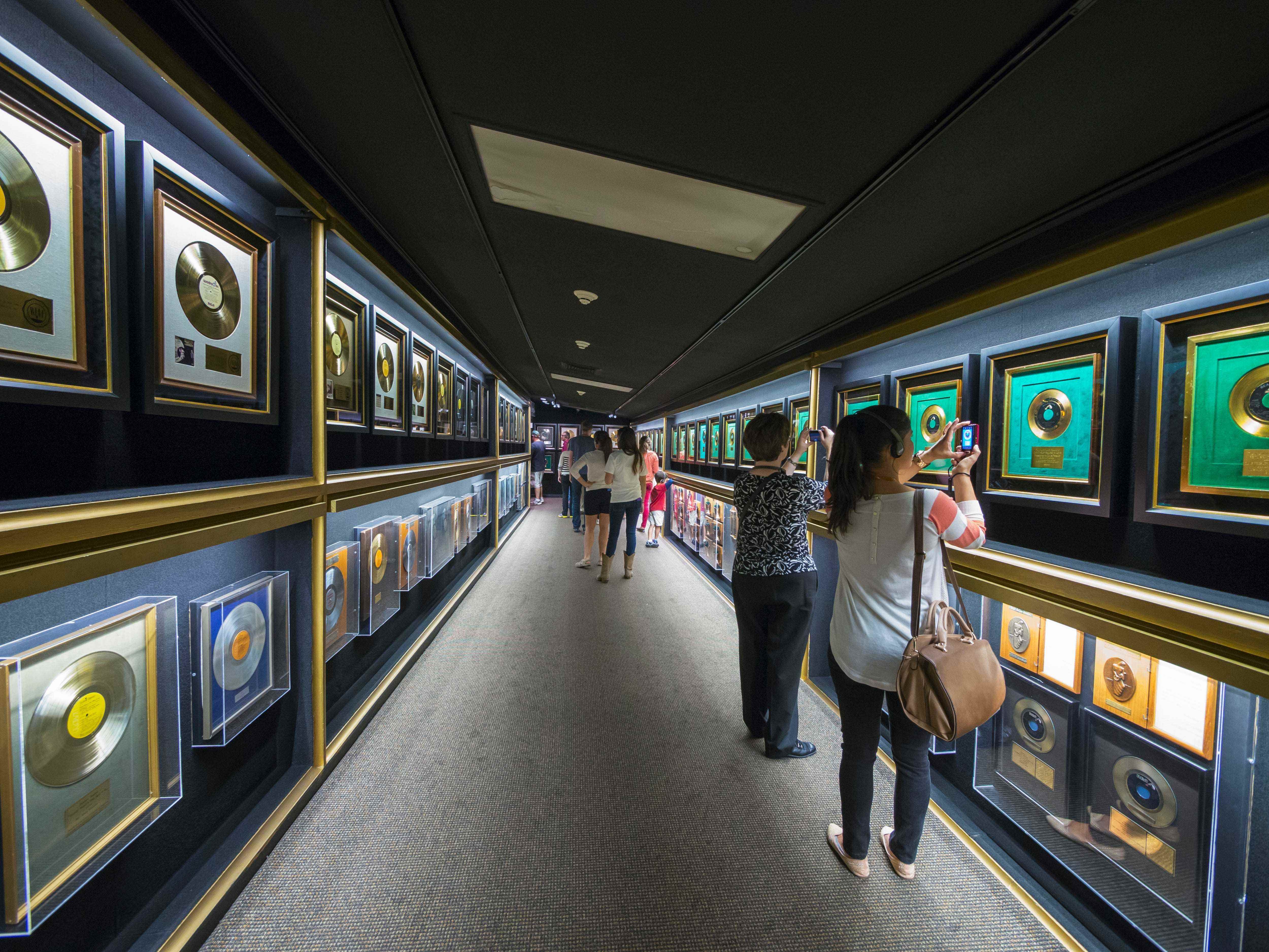 Elvis Presleys goldene Schallplatten in der Hall of Gold in Graceland ausgestellt.