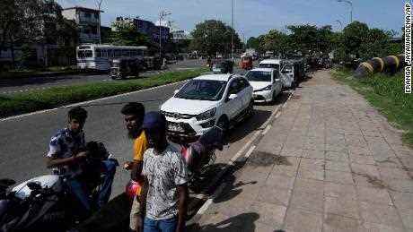 Sri Lanka kämpft um die Versorgung mit frischem Treibstoff, sagt der Minister