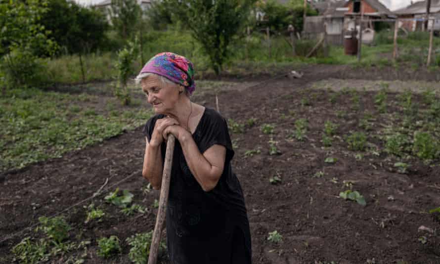 Maria Miroshnyk (77) arbeitet im Garten ihres Enkels in Mala Rohan.