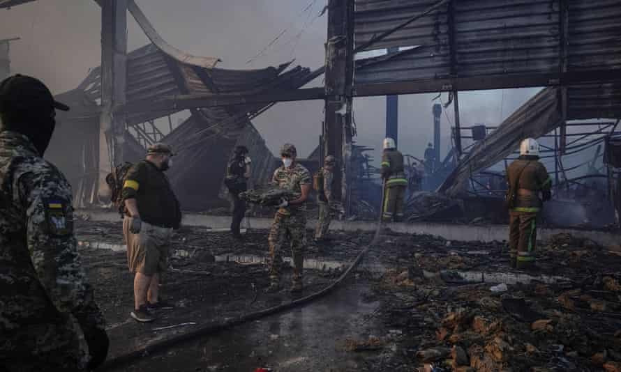 Rettungsteams arbeiten an einem Einkaufszentrum in Kremenchuk, Ukraine, das von einem russischen Raketenangriff getroffen wurde.