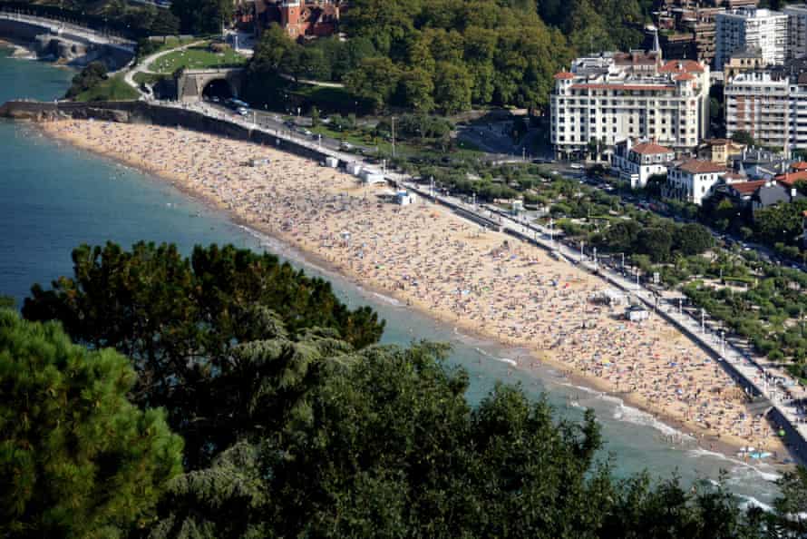 Der Strand La Concha ist eines der belebtesten Touristengebiete in San Sebastián.