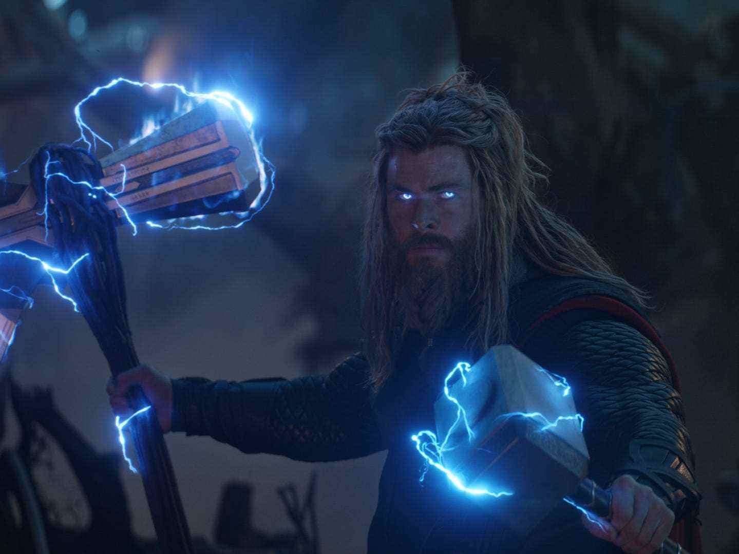Thor schwingt den Stormbreaker und Mjolnir in „Avengers: Endgame“.