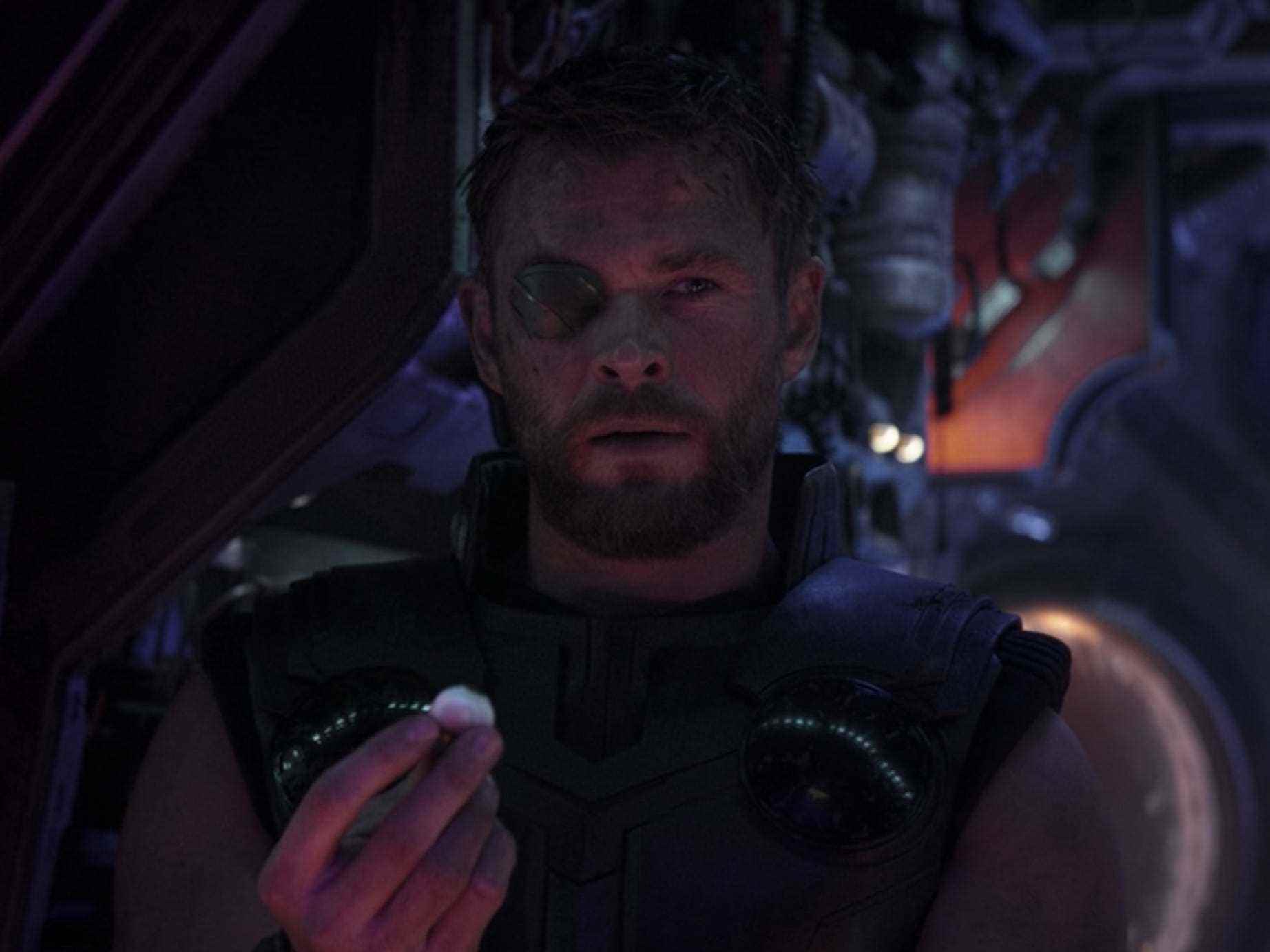 Thor hält sein neues Auge in „Avengers: Infinity War“.