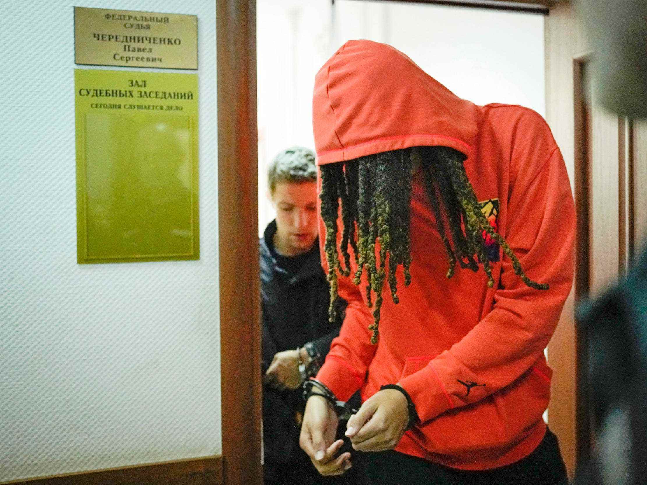 Brittney Griner erscheint in Handschellen während einer Anhörung am 13. Mai außerhalb von Moskau.