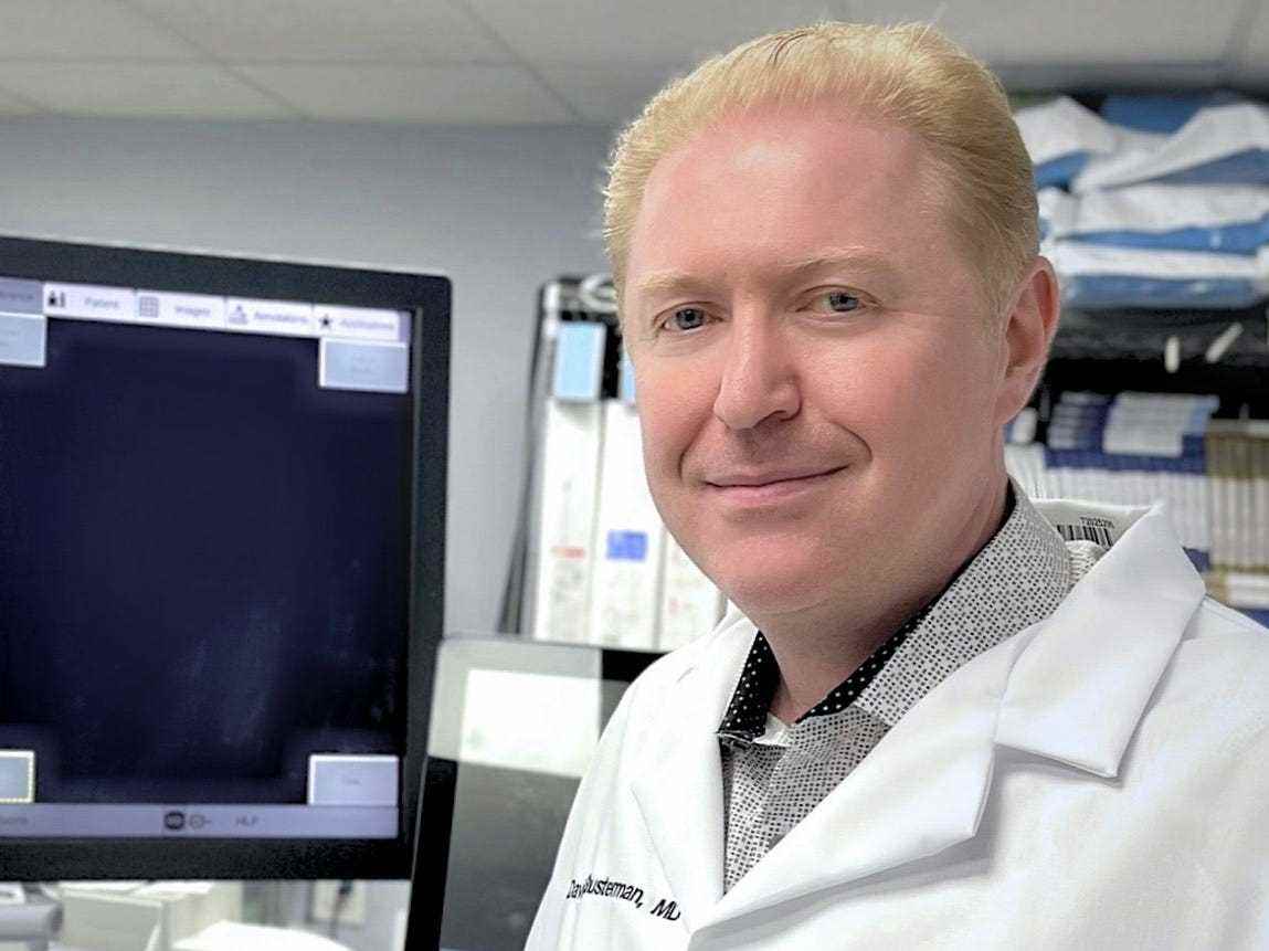 Dr. David Shusterman, ein New Yorker Urologe, posiert in seinem Büro.