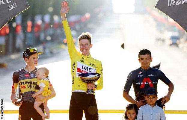 Tadej Pogacar feiert den Titel der Tour de France 2021