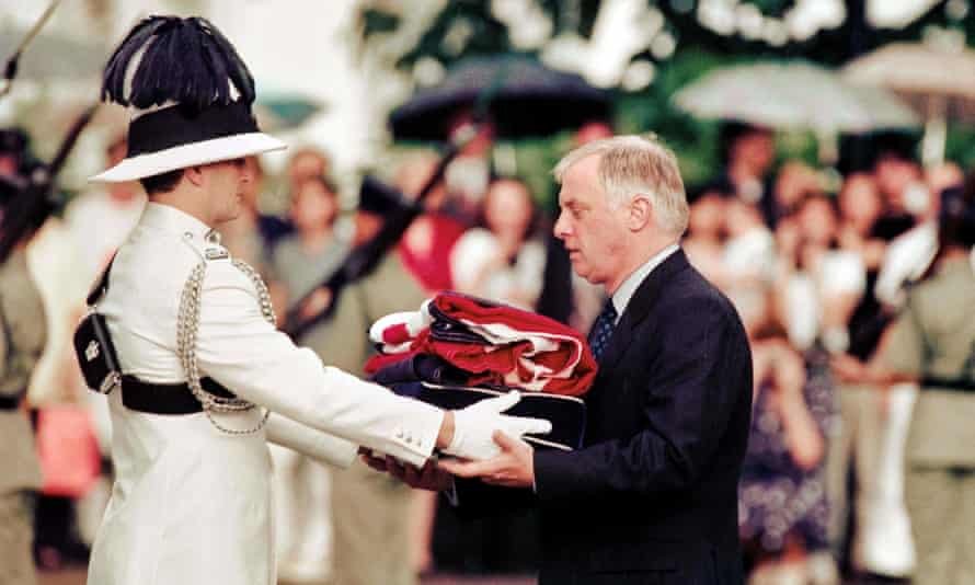 Chris Patten, der 28. und letzte Gouverneur des kolonialen Hongkong, erhält die Union Jack-Flagge, nachdem sie 1997 zum letzten Mal am Government House gesenkt wurde