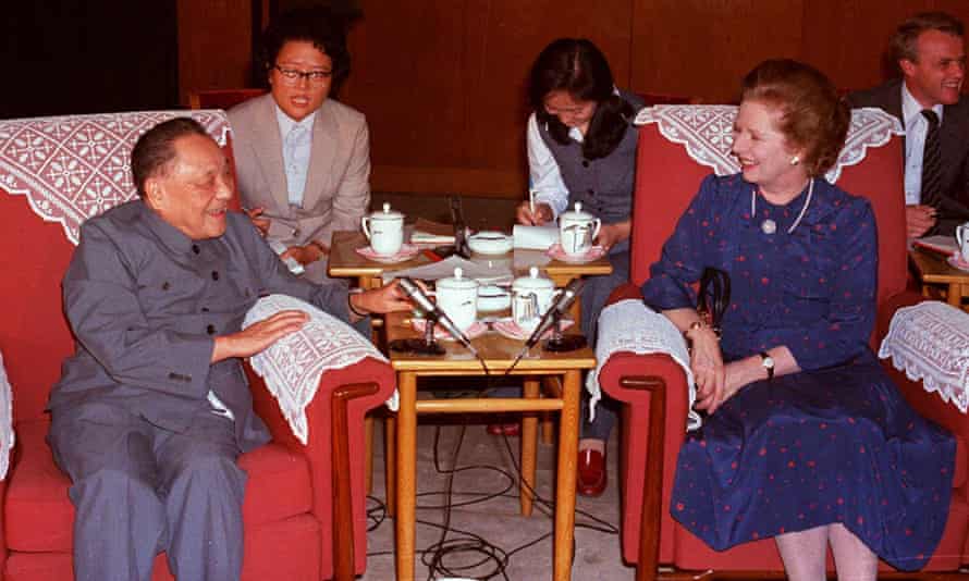 Deng Xiaoping und Margaret Thatcher 1982 in der Großen Halle des Volkes in Peking während eines der Treffen, die der Unterzeichnung der gemeinsamen Erklärung vorausgingen.