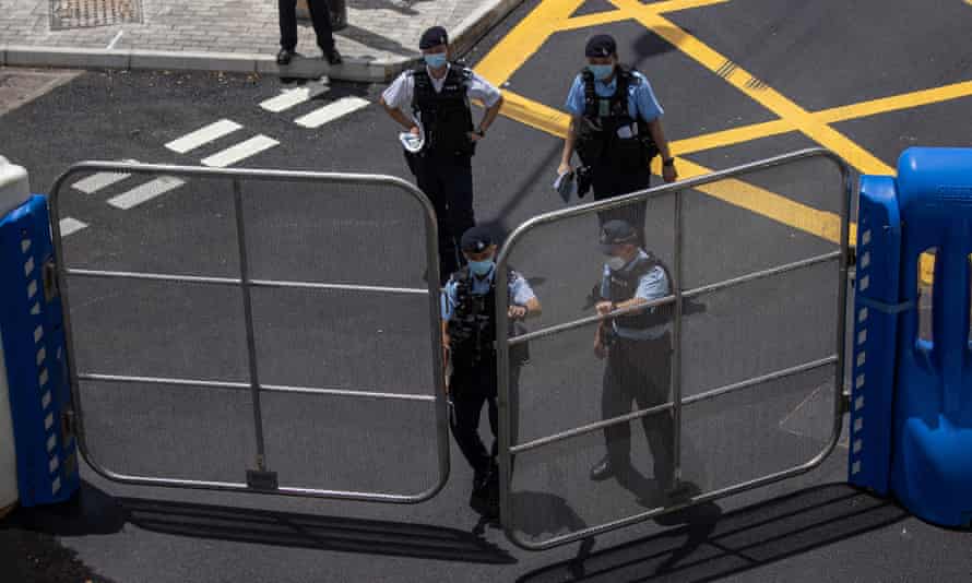 Polizisten schließen eine Zugangsbarriere zum Bauhinia Square und Hotels, die von Jubiläumsgästen im Bezirk Wanchai in Hongkong genutzt werden
