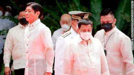 Der neue philippinische Präsident Ferdinand Marcos Jr. und der scheidende Präsident Rodrigo Duterte nehmen am 30. Juni an der Einweihungszeremonie für Marcos auf dem Gelände des Präsidentenpalastes Malacanang in Manila teil.