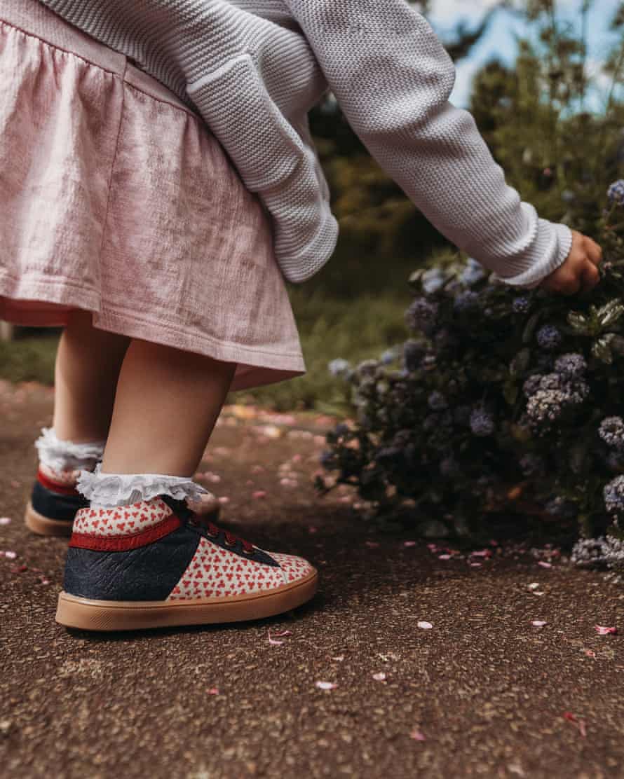 Ein junges Mädchen trägt Schuhe von Pip & Henry