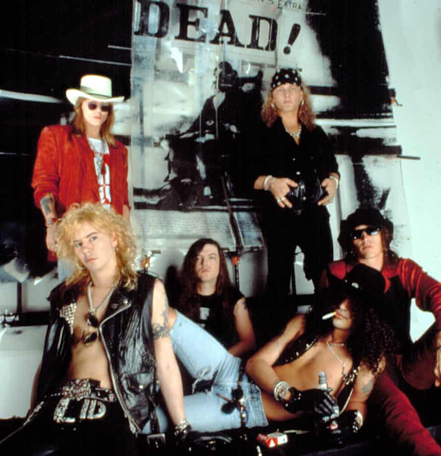 Axl Rose, Duff McKagan, Dizzy Reed, Matt Sorum, Slash und Izzy Stradlin um 1990.