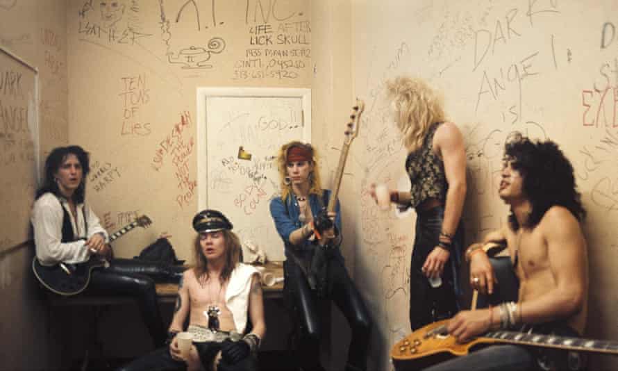 Guns N' Roses Backstage im Fender's Ballroom, Long Beach, Kalifornien im Jahr 1986. Von links: Izzy Stradlin, Axl Rose, Duff McKagan, Steven Adler und Slash.