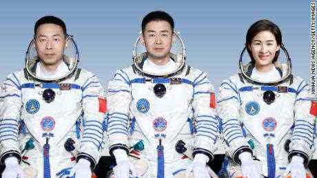 Die chinesischen Astronauten Cai Xuzhe, Chen Dong und Liu Yang, die die Weltraummission Shenzhou-14 durchführen werden.