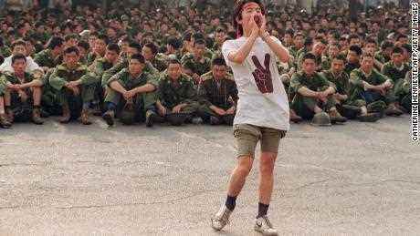 Ein Student bittet Soldaten, nach Hause zurückzukehren, während die Proteste am 3. Juni 1989 im Zentrum von Peking weitergehen.  